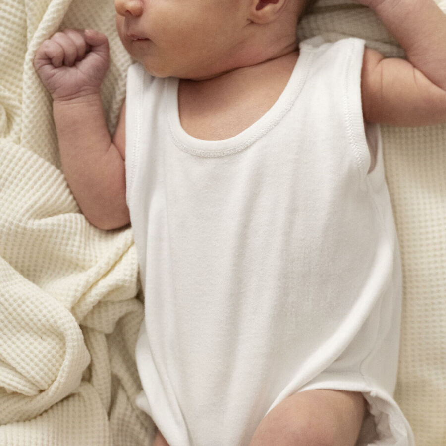 Imagem close-up-child-resting-after-breast-feeding 1 1